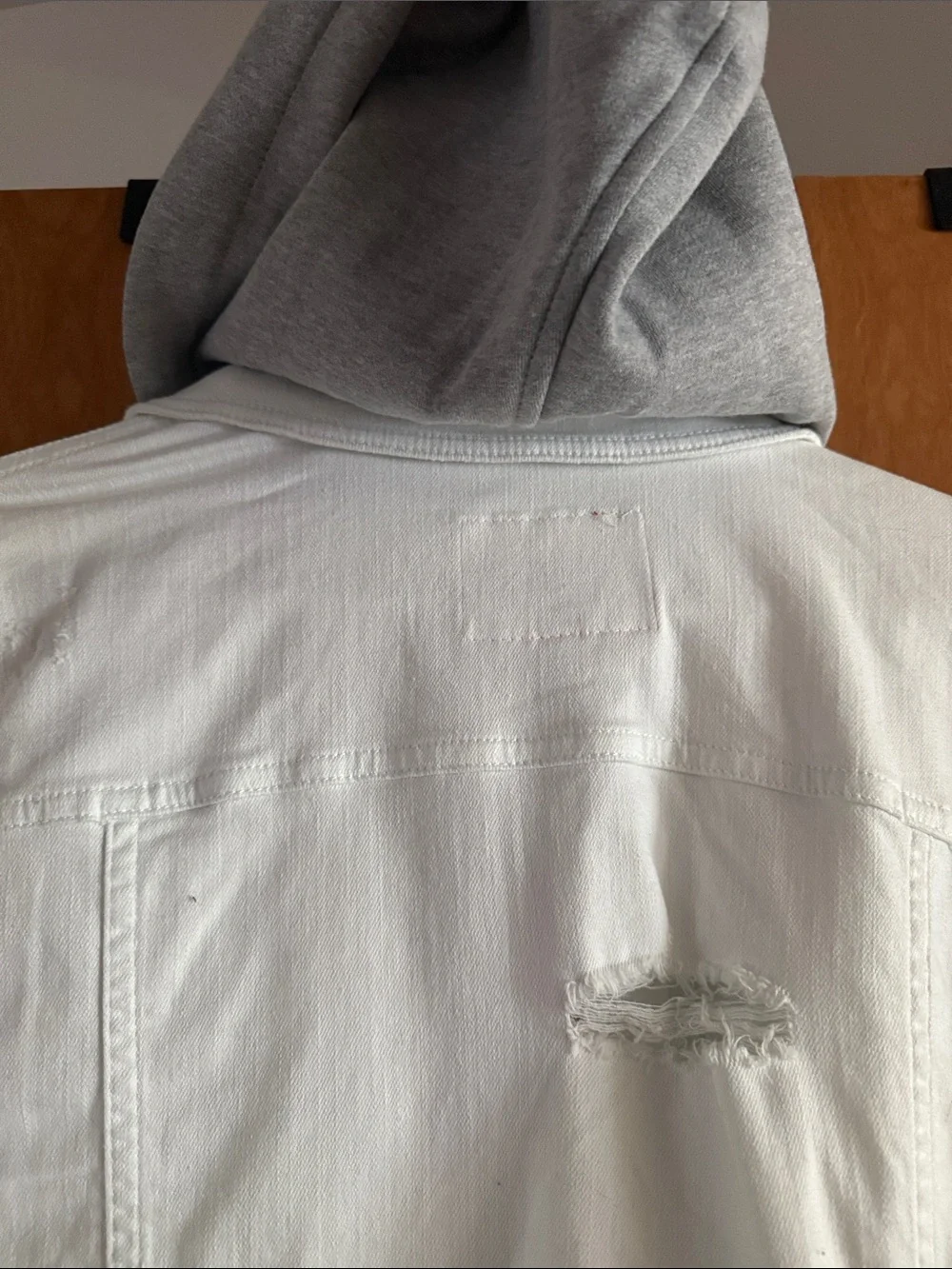 Guess White Distressed Denim Jacket with detachable Hood Size Small - Unisex